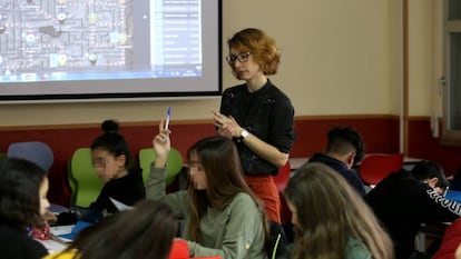 La profesora Aliaga imparte clase en un instituto de Madrid.
