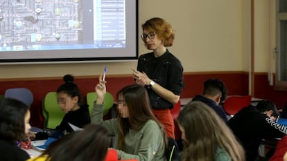 La profesora Aliaga imparte clase en un instituto de Madrid. 