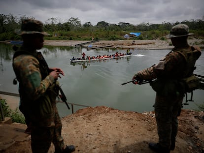 Agentes del Servicio Nacional de Fronteras de Panamá vigilan la llegada de migrantes al poblado de Bajo Chiquito, el pasado 9 de abril.
