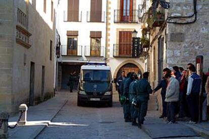 Dispositivo policial desplegado ayer ante el juzgado de Baeza.