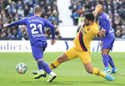 Rubén Pérez (a la izquierda) es presionado por Luis Suárez