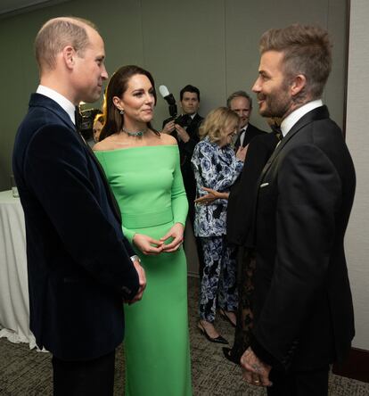 Los príncipes de Gales charlando con David Beckham durante los premios.