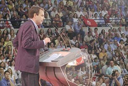 José Luis Rodríguez Zapatero, durante su mitin, ayer, en el Palacio de los Deportes de Murcia.