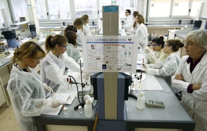 Estudiantes de Bachillerato asisten a un curso de química en el campus de Leioa de la UPV.