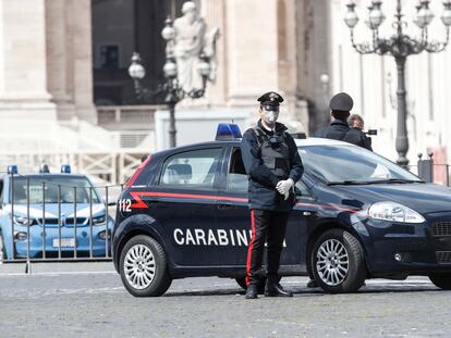 Un Carabinieri cerca de la Plaza de San Pedro el 29 de marzo