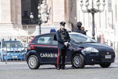 Un Carabinieri cerca de la Plaza de San Pedro el 29 de marzo