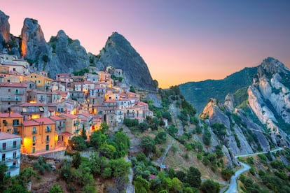 Atardecer en el pueblo medieval de Castelmezzano, en la regin italiana de Basilicata.