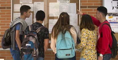 Un grupo de alumnos de la ESO ante el tabl&oacute;n de anuncios del instituto.