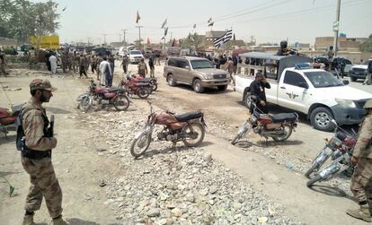 Oficiales de seguridad cerca del colegio electoral en la ciudad de Quetta donde se ha producido el atentado este miércoles.