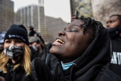 Una mujer rompe a llorar después de que Derek Chauvin haya sido declarado culpable de los tres cargos este martes en Minneapolis.