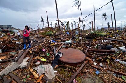 Una mujer camina por los restos de una zona residencial en el barrio de Leyte, Filipinas, 12 de noviembre de 2013.