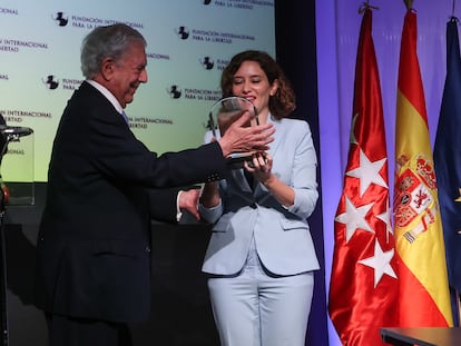 Madrid regional premier Isabel Díaz Ayuso receives the International Freedom Foundation Award from Mario Vargas Llosa.