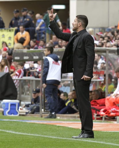 Simeone da instrucciones durante el partido.