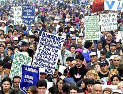Miles de personas se manifiestan en Buenos Aires contra el ajuste fiscal puesto en marcha por el Gobierno.