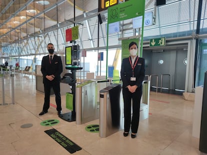 Acceso de embarque con reconocimiento biométrico en la Terminal 4.