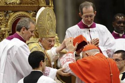 Benedicto XVI nombra cardenal al arzobispo emérito de Quito, durante una ceremonia en la Basílica de San Pedro.