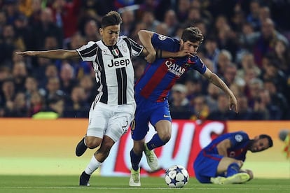 El defensa Sergi Roberto lucha el balón con el argentino Paulo Bruno Dybala, delantero de la Juventus.