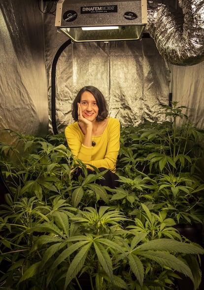 Carola Pérez, presidenta del Observatorio Español de Cannabis Medicinal, en su cultivo casero..