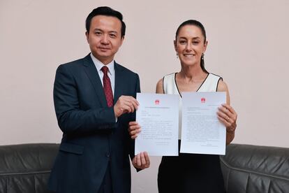 El embajador chino, Zhang Run, entrega una felicitación de parte de Xi Jinping a Claudia Sheinbaum, el 4 de junio.