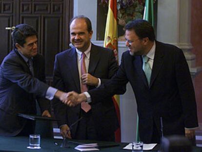 Trillo, Chaves y Sánchez Monteseirín, tras firmar el convenio del Hospital Militar de Sevilla.