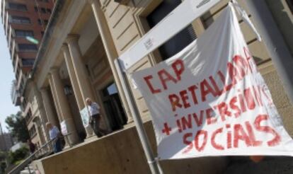 Una pancarta ante el Hospital de Vall d'Hebron Hospital en Barcelona.