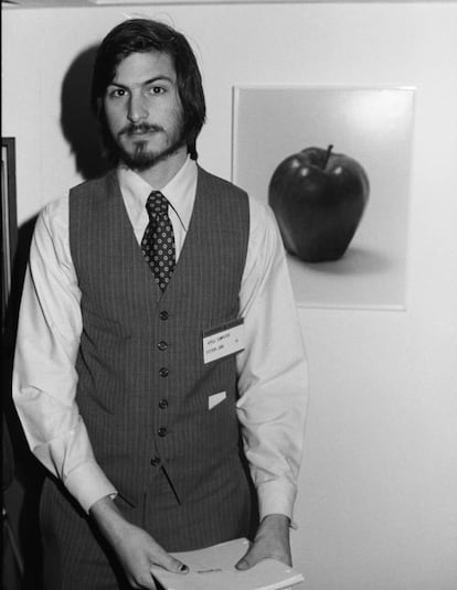 A Apple Computer Company nasceu da mente e na garagem de um jovem californiano de 21 anos, que só frequentou a faculdade por seis meses porque não podia pagar os estudos. Steve Jobs (1955-2011) e seu amigo Steve Wozniak fundaram a Apple em 1976. Aos 26 anos, um ano após a Apple abrir o capital, Jobs e Wozniak já eram milionários.