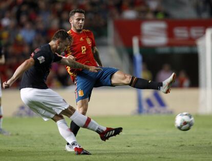 Ivan Rakitic (izquierda) chuta el balón ante Saúl Niquez.