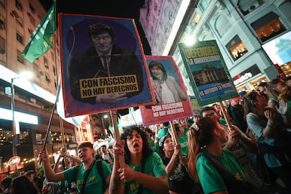 Estudiantes, sindicatos y organizaciones sociales recorren las calles de Buenos Aires para llegar a la Casa Rosada.