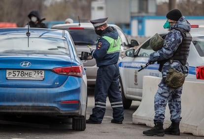 La policía rusa revisa los permisos de los vehículos en uno de los accesos a la ciudad de Moscú, este miércoles.