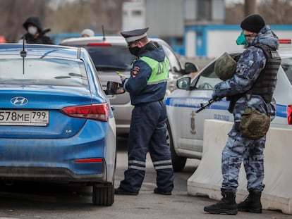 La policía rusa revisa los permisos de los vehículos en uno de los accesos a la ciudad de Moscú, este miércoles.