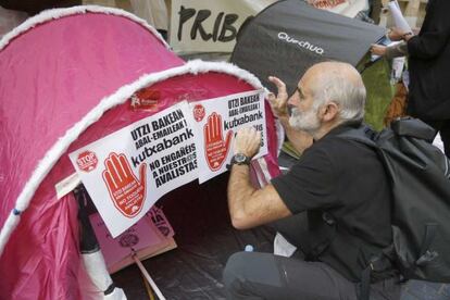 Acamapada en la entrada de Kutxa en protesta por la celebración de la asamblea en la que se aprueba su transformación en fundación bancaria.