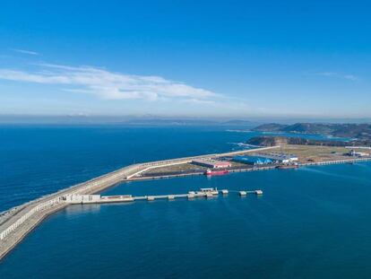 Vista del puerto exterior de A Coruña en Punta Langosteira.