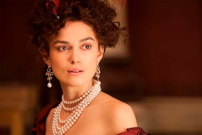 Síndrome Anna Karenina

La historia de la condesa y Vronsky sirve para definir a aquellos que aman a una pareja tan ciegamente que son incapaces de ver más allá de su reflejo y de sus propias sensaciones. “Confunden el amor a sí mismos con el amar”, recogía un reportaje de El País Semanal. Como consecuencia, debido a esa pasión y exaltación, esas relaciones generalmente no suelen salir bien paradas.