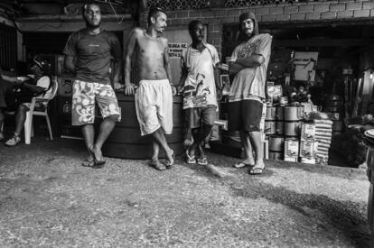 El desempleo en Brasil afecta al 12,5% de la población (6,2 millones de personas), y Río de Janeiro es una de las regiones con más paro. Los más afectados son los jóvenes de 14 a 26 años. La carencia de centros de educación secundaria y el elevado coste del alquiler de viviendas en otros barrios de la ciudad dan como resultado la dificultad que tienen los jóvenes para formarse y abandonar la favela.