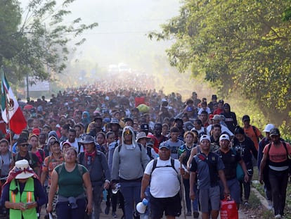 Migrantes caminaban en caravana en el municipio de Huixtla, en Chiapas, el martes.