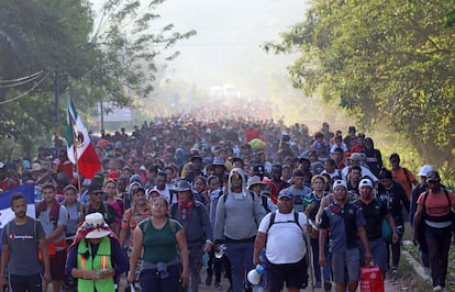 Migrants walk in a caravan in the municipality of Huixtla, in Chiapas, on December 26.