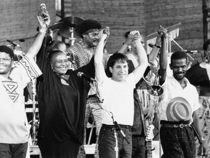 Paul Simon, en el centro de la foto, en un concierto en 1987 en el que interpretó 'Graceland' en Zimbabue.