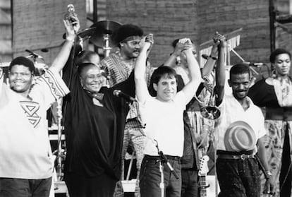 Paul Simon, en el centro de la foto, en un concierto en 1987 en el que interpretó 'Graceland' en Zimbabue.