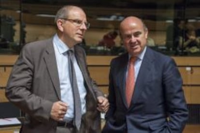 El ministro de Econom&iacute;a y Competitividad espa&ntilde;ol, Luis de Guindos (d), conversa con el ministro de Finanzas belga, Koen Geens 