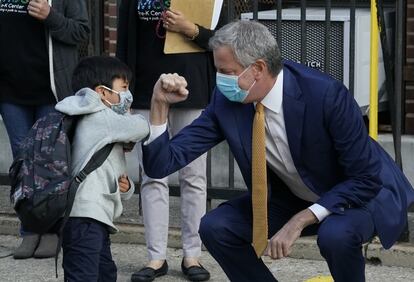 El alcalde, Bill de Blasio, saluda a un niño de Queens en el primer día de la vuelta al colegio.