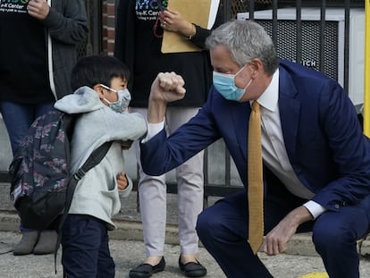 El alcalde, Bill de Blasio, saluda a un niño de Queens en el primer día de la vuelta al colegio.