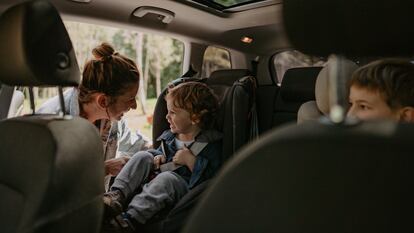 Una buena previsión y organización puede contribuir a que los desplazamientos con niños resulten más seguros y placenteros. GETTY IMAGES.