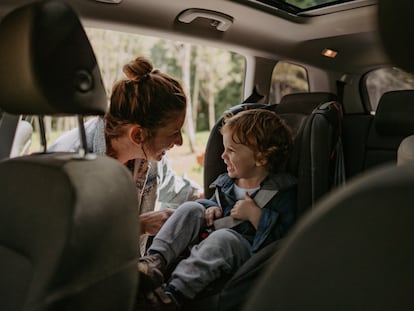 Una buena previsión y organización puede contribuir a que los desplazamientos con niños resulten más seguros y placenteros. GETTY IMAGES.