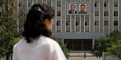 Os retratos dos líderes norcoreanos na fachada de um edifício do governo em Pyongyang.