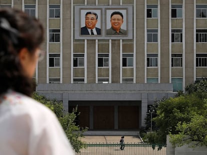 Os retratos dos líderes norcoreanos na fachada de um edifício do governo em Pyongyang.