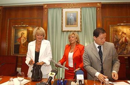 García Marcos, Marisol Yagüe y Carlos Fernández, ayer, al inicio del pleno del Ayuntamiento de Marbella.