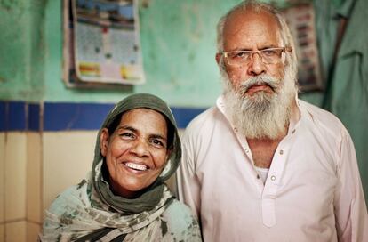Haeleema, de 57 años, sonríe junto a su marido en su casa de Mumbai. Ella finalizó su tratamiento contra la tuberculosis multirresistente en junio de 2015 y ahora vive con normalidad y con salud.