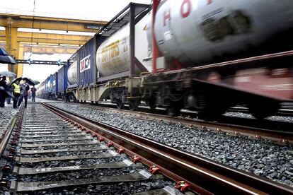 Tren de mercancías sale del puerto de Barcelona.