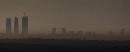 Un manto de contaminación cubre el cielo de Madrid, en enero de 2008.-