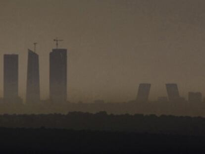 Un manto de contaminación cubre el cielo de Madrid, en enero de 2008.-